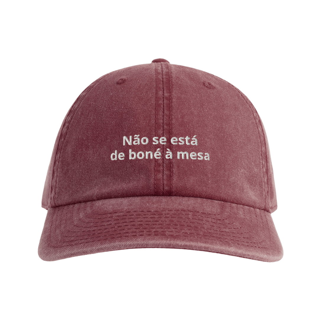 Não se está de boné à mesa