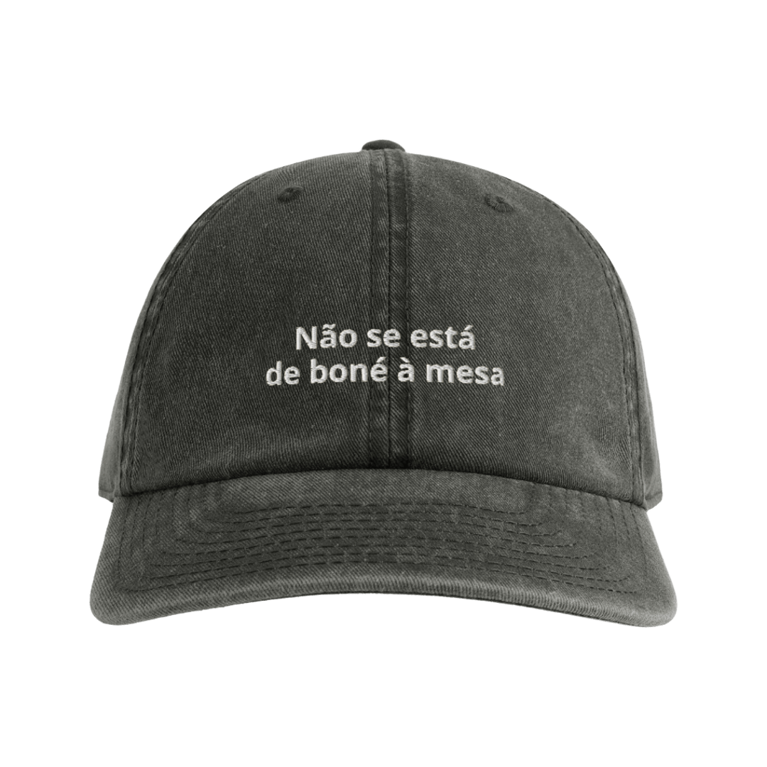 Não se está de boné à mesa
